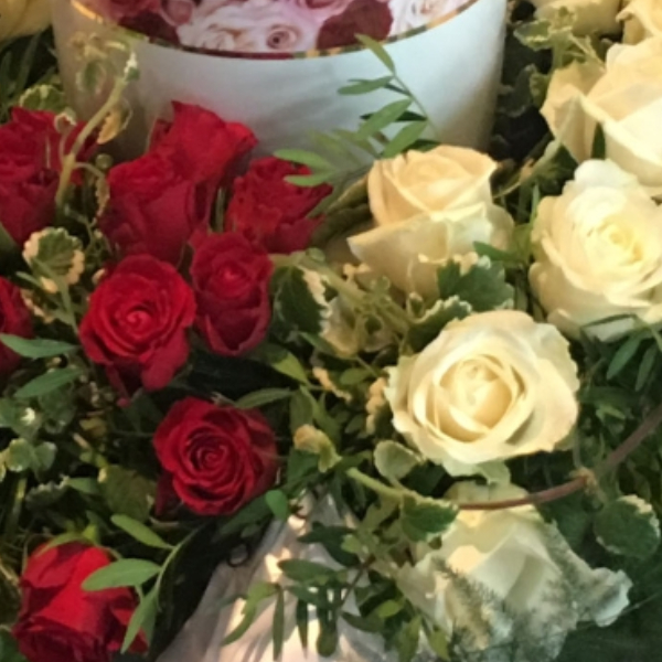 Urnenkranz weiße Rosen mit Akzent aus roten Rosen Bild 2